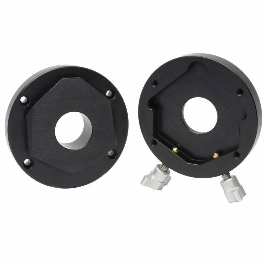 Dwa czarne, okrągłe adaptery z centralnym otworem, prawdopodobnie przeznaczone do zastosowań optycznych lub mechanicznych, na białym tle.