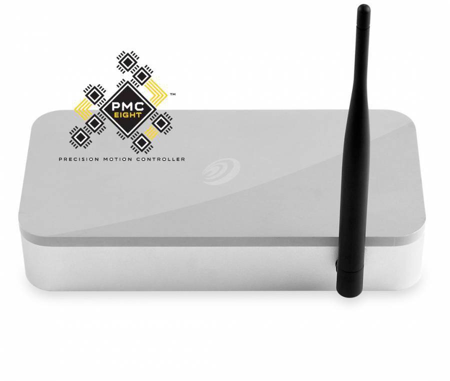 Srebrny, prostokątny elektroniczny kontroler z czarną anteną. Logo z napisem 'PMC Eight Precision Motion Controller'.