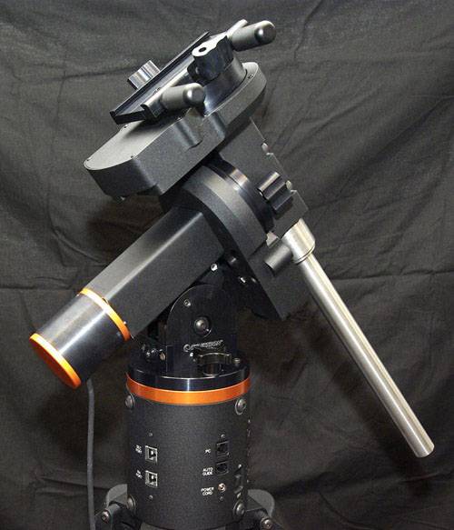 Montaż teleskopu ze stabilną osią i pokrętłami regulacyjnymi, na czarnym tle. Służy do precyzyjnego ustawienia teleskopu.