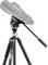 Statyw z czarną lornetką na wolnym powietrzu, zamontowany na stabilnym, regulowanym statywie trójnożnym. Idealny do obserwacji przyrody.