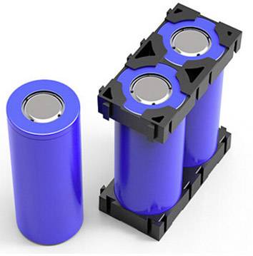 Dwie niebieskie cylindryczne baterie stoją obok siebie w czarnym uchwycie; kolejna bateria leży obok nich.