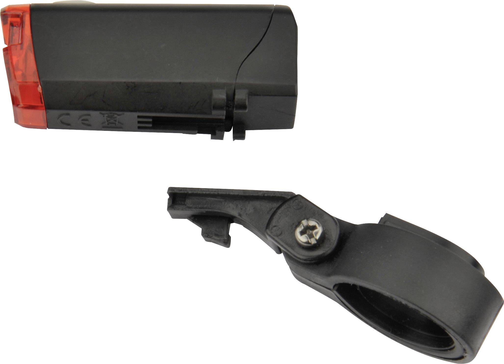 Tylna lampka rowerowa i uchwyt, widok z boku. Lampka posiada obudowę w kolorze czerwono-czarnym; uchwyt wykonany jest z czarnego tworzywa sztucznego.