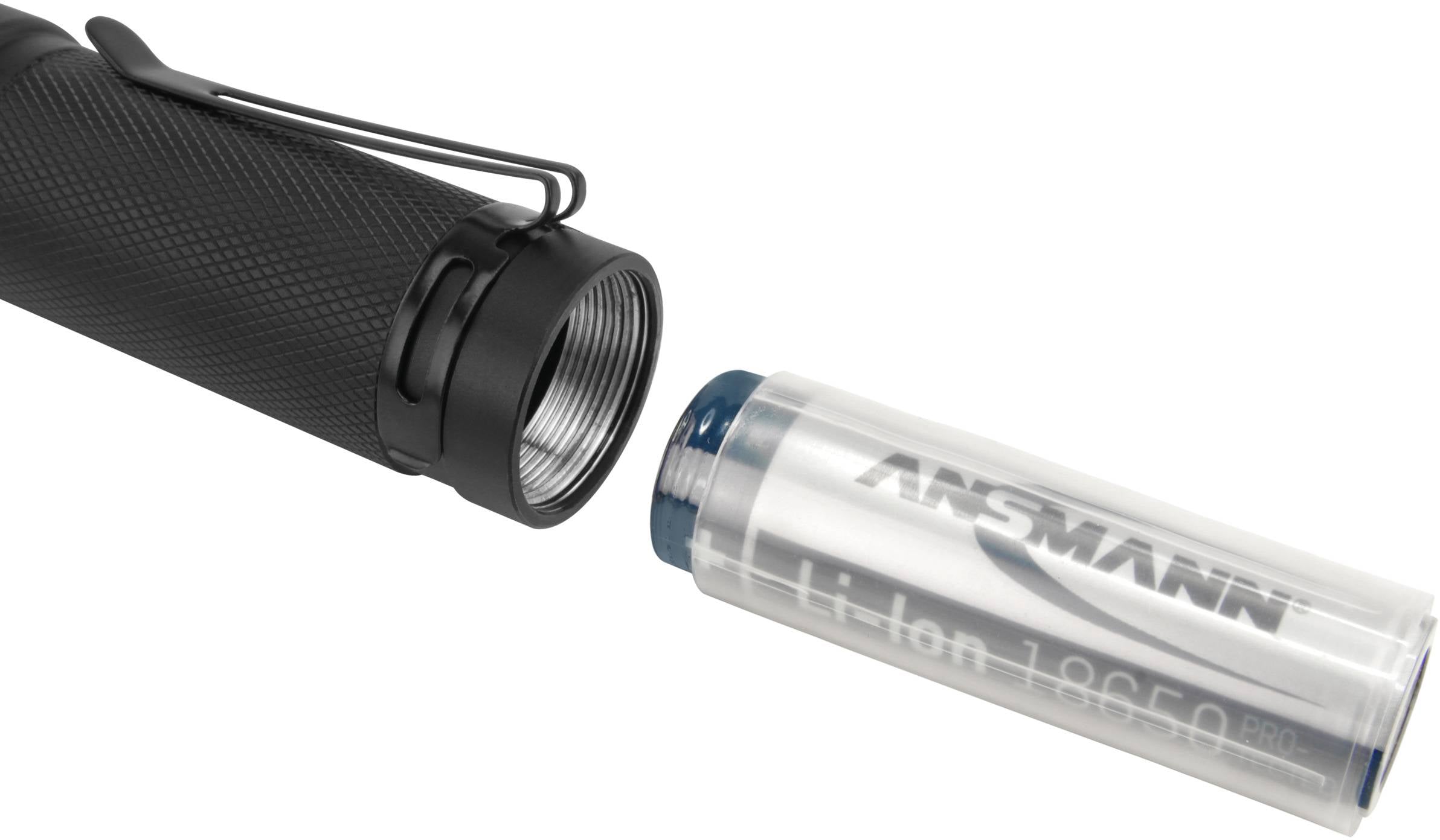 Latarka z otwartą komorą baterii; obok niej wyjęta bateria Li-Ion 18650.