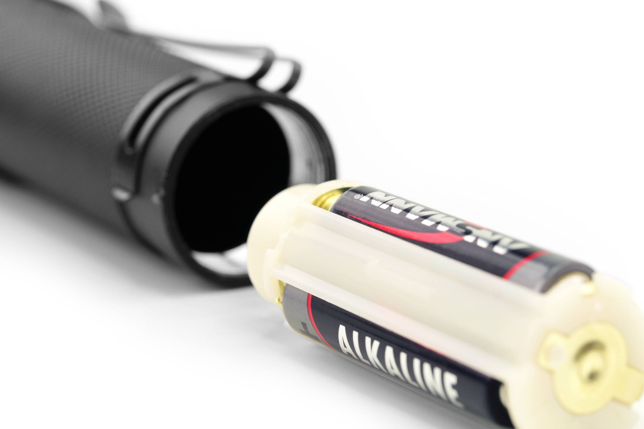 'Latarka z wyjętą baterią alkaliczną.'