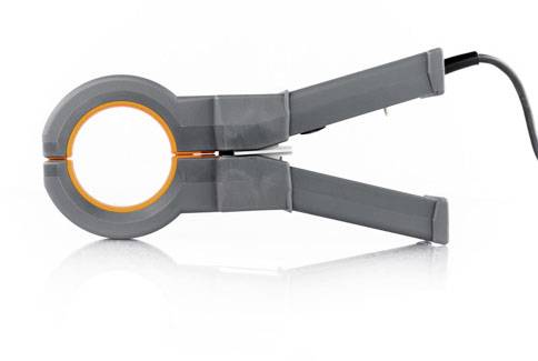 Szara, otwarta cęgi pomiarowe z pomarańczową krawędzią, używane do pomiaru natężenia prądu przemiennego w przewodzie elektrycznym.