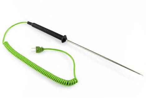 Długi, spiczasty czujnik temperatury z zielonym przewodem i wtyczką, używany do pomiaru temperatury w różnych substancjach.