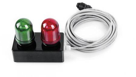 Dwie jednostki lamp, jedna zielona i jedna czerwona, są zamontowane na czarnej podstawie. Obok leży długi, szary kabel.