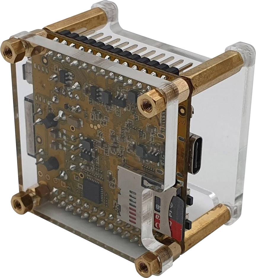Mały elektroniczny element w przezroczystej obudowie z widocznymi obwodami i slotem na kartę microSD.