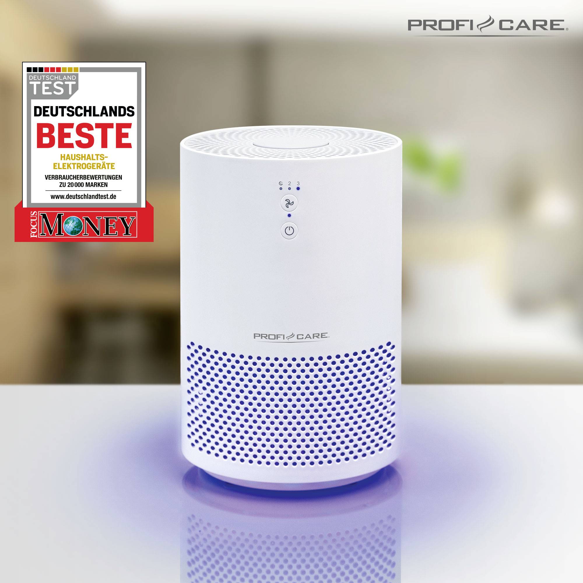 Oczyszczacz powietrza na stole z wyróżnieniem 'Najlepsze w Niemczech'. Białe, cylindryczne urządzenie z niebieskimi akcentami i przyciskami sterującymi.