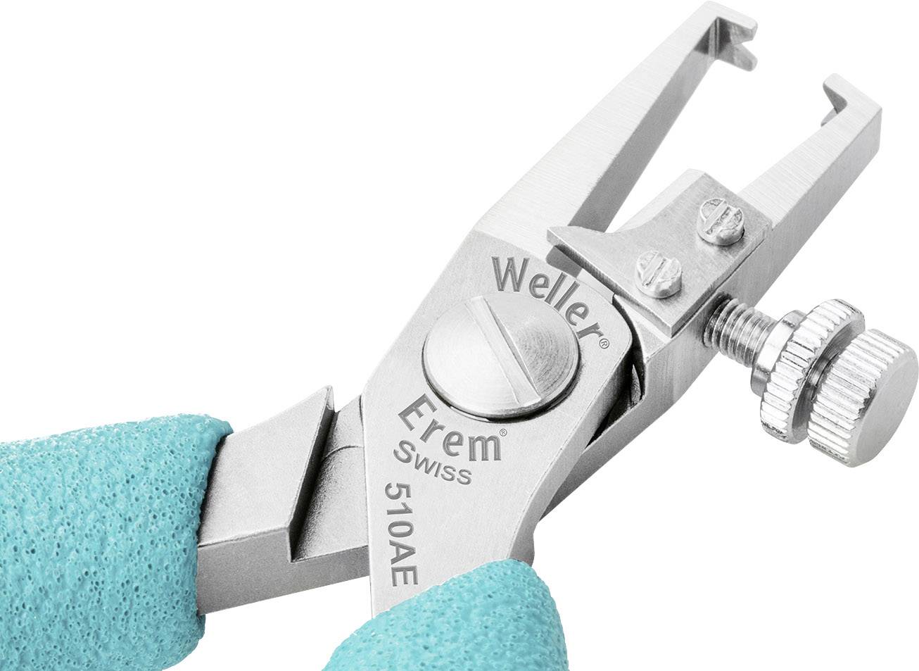 Zbliżenie srebrnych szczypiec z napisem 'Weller Erem Swiss 510AE', trzymanych przez dłoń w niebieskiej rękawicy.