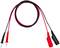 Czerwony i czarny zestaw przewodów pomiarowych z wtyczkami bananowymi na jednym końcu i bezpiecznymi gniazdami na drugim końcu.