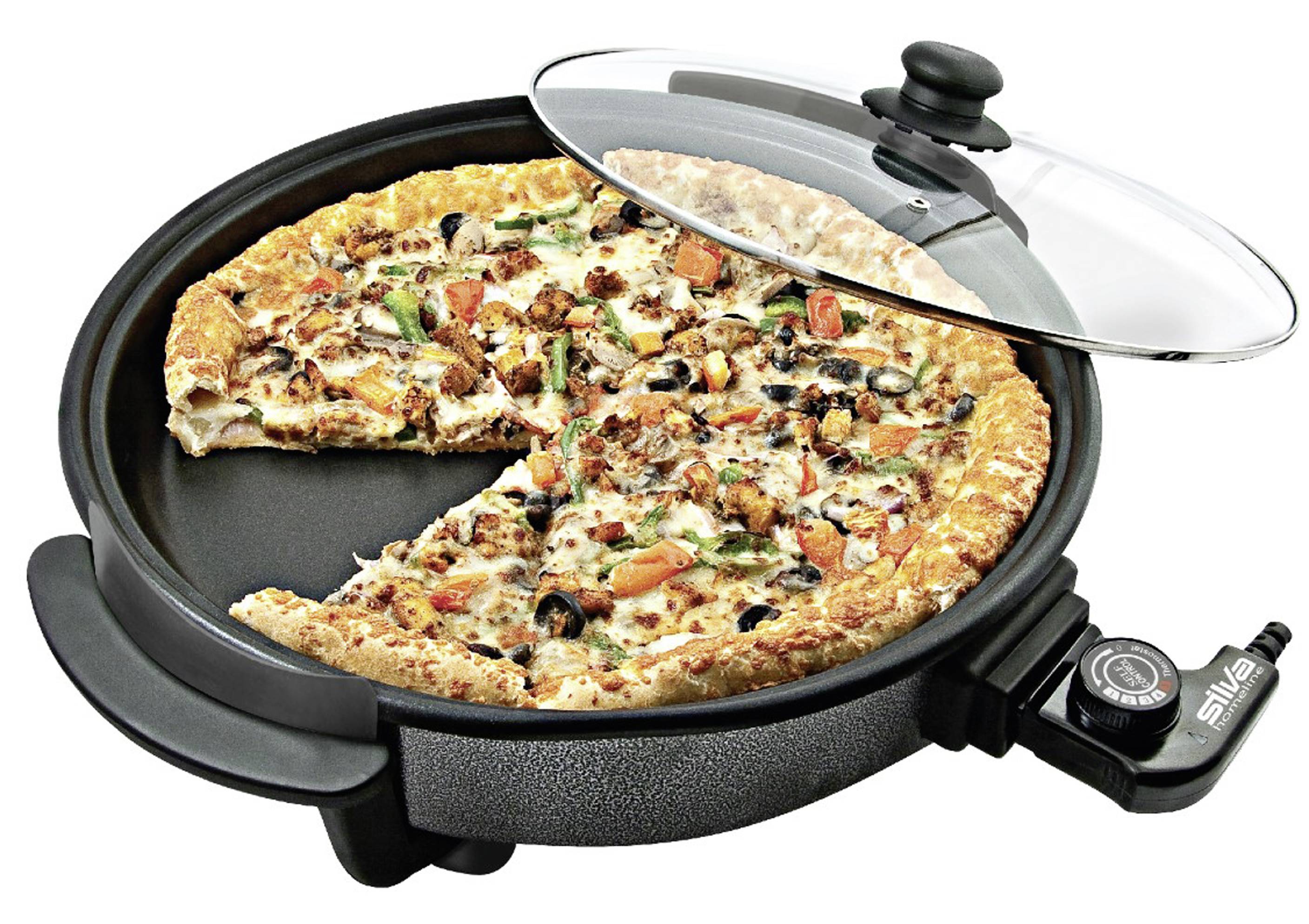 Elektryczna patelnia ze szklaną pokrywką, w której leży pizza z warzywami. Jeden kawałek pizzy został już wcześniej wycięty.