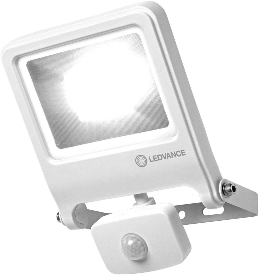 Biały reflektor LED z czujnikiem ruchu, zamontowany na uchwycie. Emituje mocne światło. Oznaczony napisem 'LEDVANCE'.