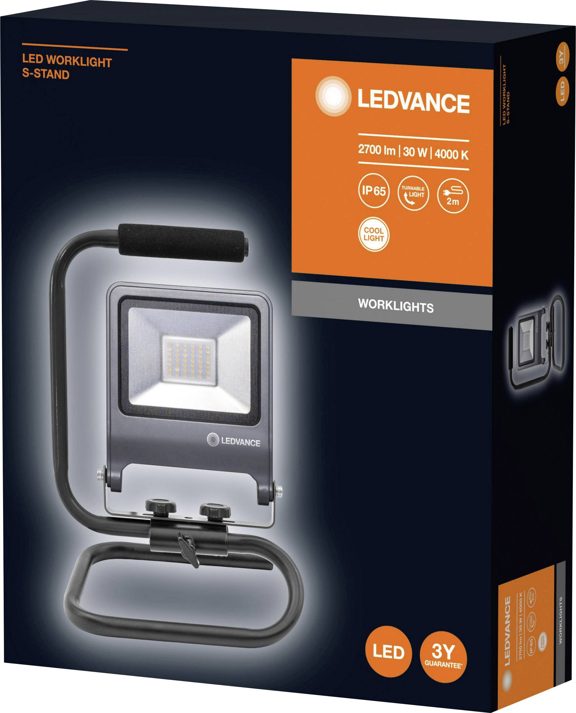 To opakowanie przedstawia LED-owy reflektor roboczy firmy Ledvance z podstawą S. Cechy: 2700 lm, 30 W, 4000 K, IP65, 3 lata gwarancji.