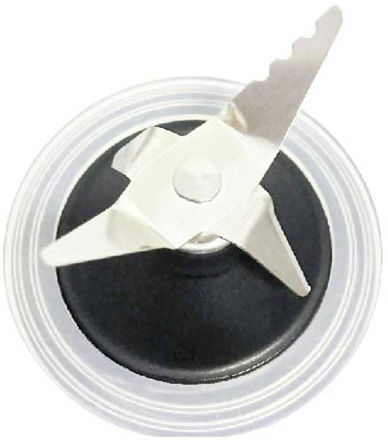 Nasadka ostrzy blendera widziana z góry; dwa ostre, metalowe ostrza umieszczone nad czarną podstawą urządzenia.