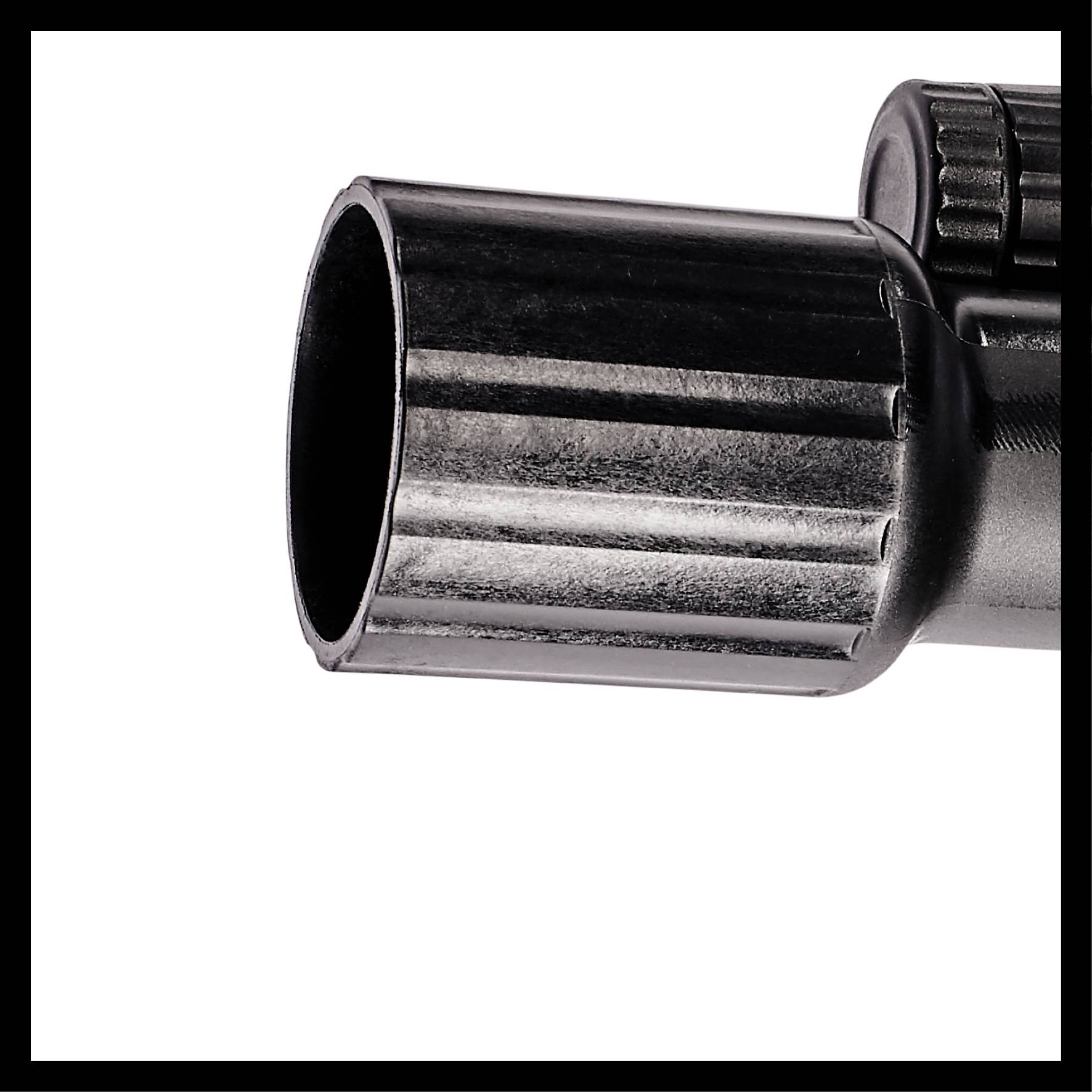 Czarne metalowe rurociąg, otwarty z lewej strony, z zakrzywionym połączeniem po prawej. Pokazuje przyłącze rury.