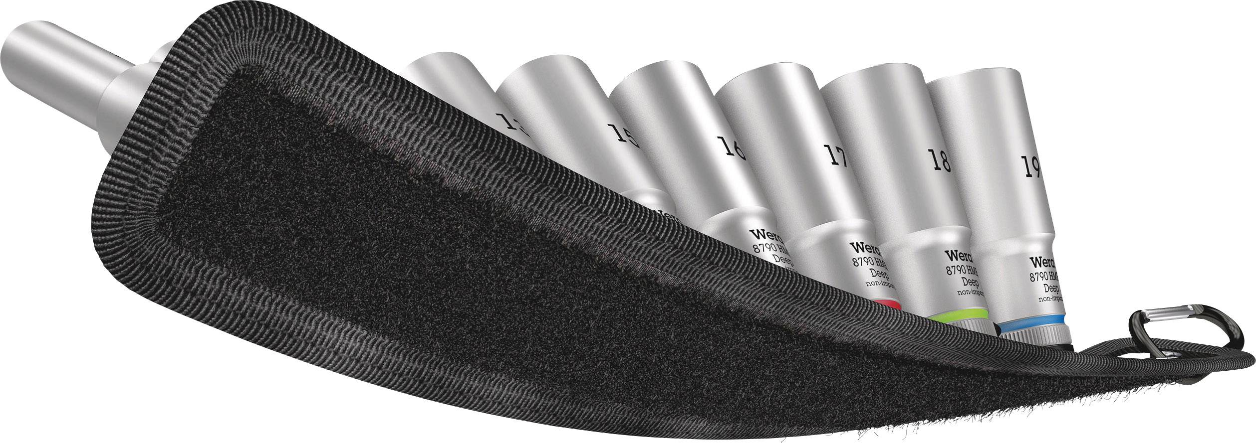 Czarny uchwyt na narzędzia z wieloma srebrnymi kluczami nasadowymi, częściowo oznaczonymi kolorowo, ułożonymi w zakrzywionej konfiguracji.