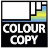 Logo 'COLOUR COPY' z abstrakcyjną grafiką złożoną z kolorowych bloków, które zmieniają się od bieli przez żółć do zieleni, na czarnym tle.
