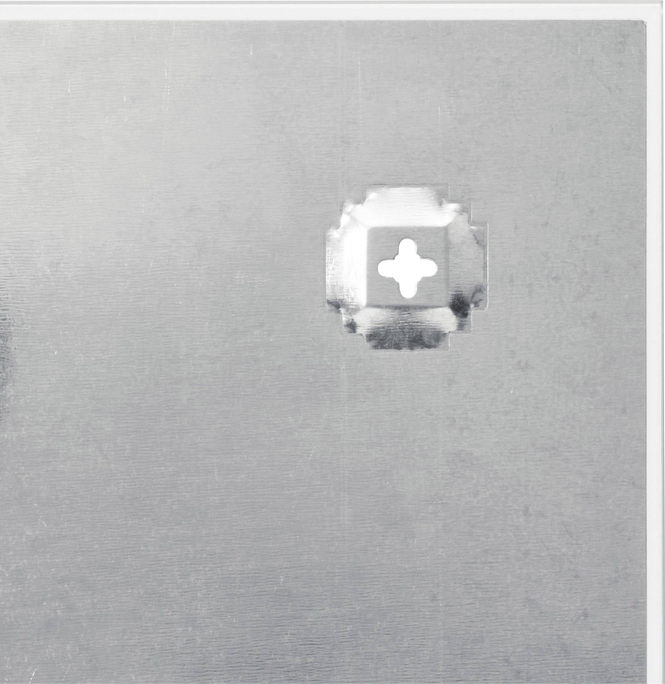 Metalowa powierzchnia, kwadratowe wgłębienie z otworem krzyżowym pośrodku, minimalistyczne przedstawienie o przemysłowym charakterze.