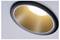 Lampa sufitowa w zbliżeniu, z okrągłą, złotą wewnętrzną stroną i czarną krawędzią, emitująca ciepłe światło w pomieszczeniu.