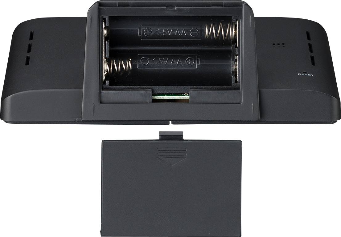 'Otwarta komora baterii z dwoma widocznymi bateriami AA w czarnej obudowie. Pokrywa jest zdjęta od dołu.'