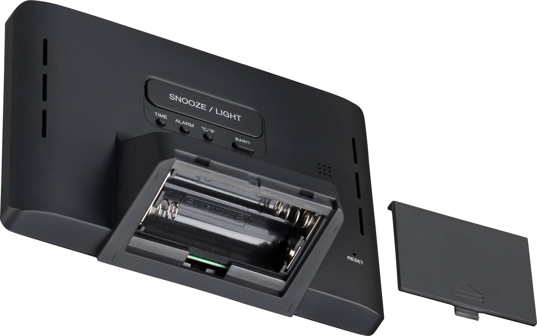 Czarny cyfrowy budzik widziany od tyłu, otwarte przegródka na baterie, pokrywka baterii obok. Widoczne przyciski funkcji 'Drzemka/Podświetlenie'.