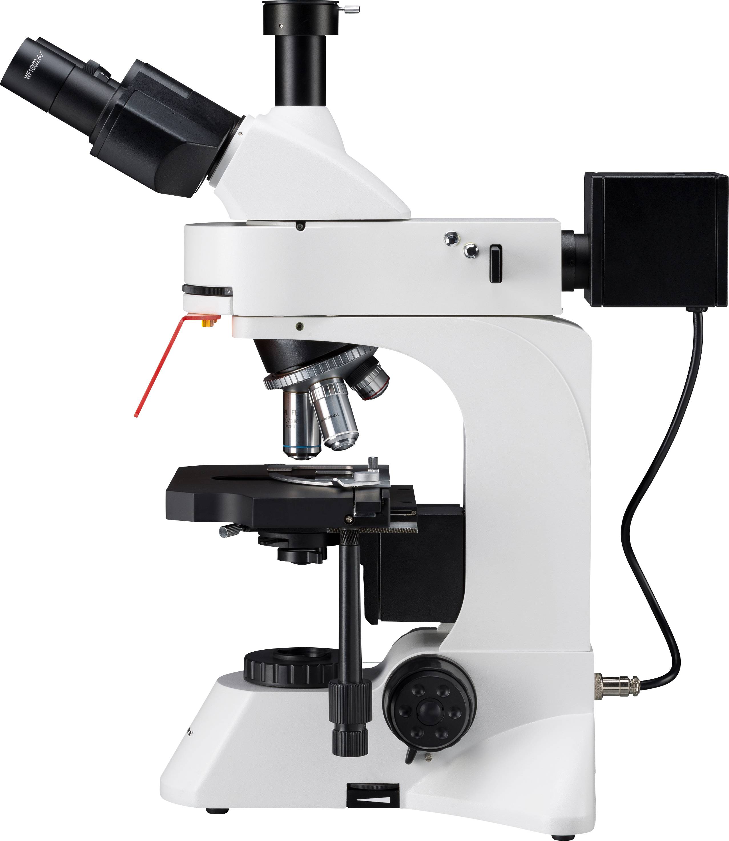 Białe, pionowo ustawione mikroskop; widok z boku ukazuje oprawę obiektywu, okular i pokrętło ostrości; przeznaczone do analiz laboratoryjnych.