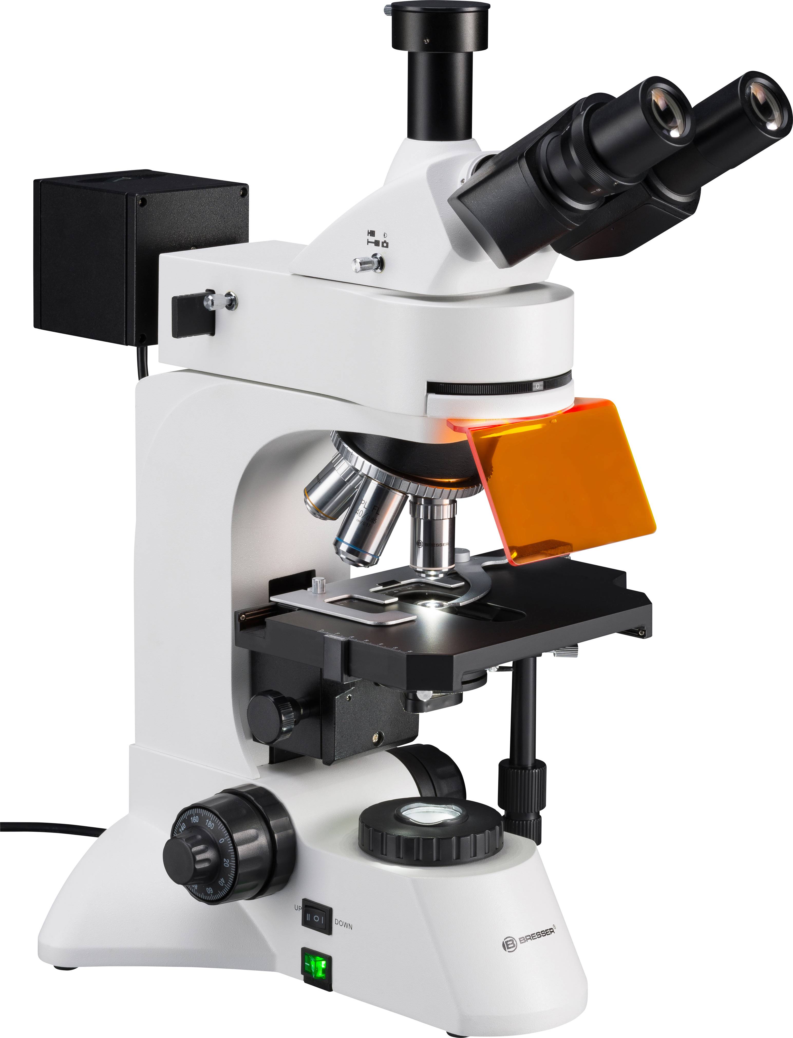 Białe mikroskop laboratoryjny z czterema obiektywami, dwoma okularami i pomarańczowym filtrem, ustawiony na szkiełku przedmiotowym.