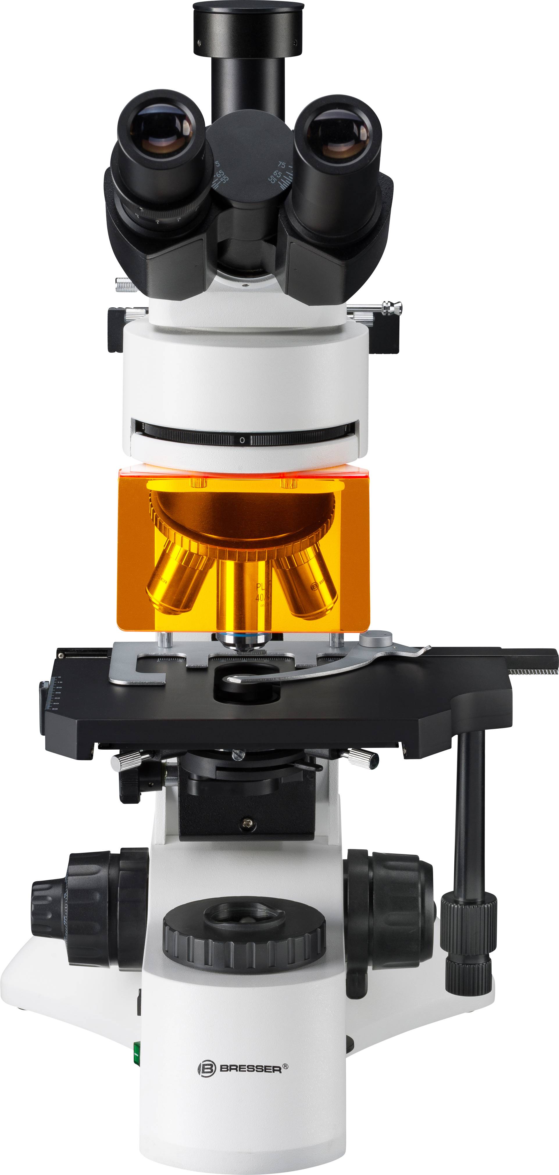 Nowoczesny biały mikroskop z wieloma soczewkami i wyrazistym pomarańczowym filtrem pośrodku.