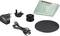 Zestaw akcesoriów z zasilaczem sieciowym, obiektywem, kablem USB, wtyczkami UK i EU, ściereczką przeciwkurzową i czarnym talerzem. Przeznaczony głównie do produktów elektronicznych.