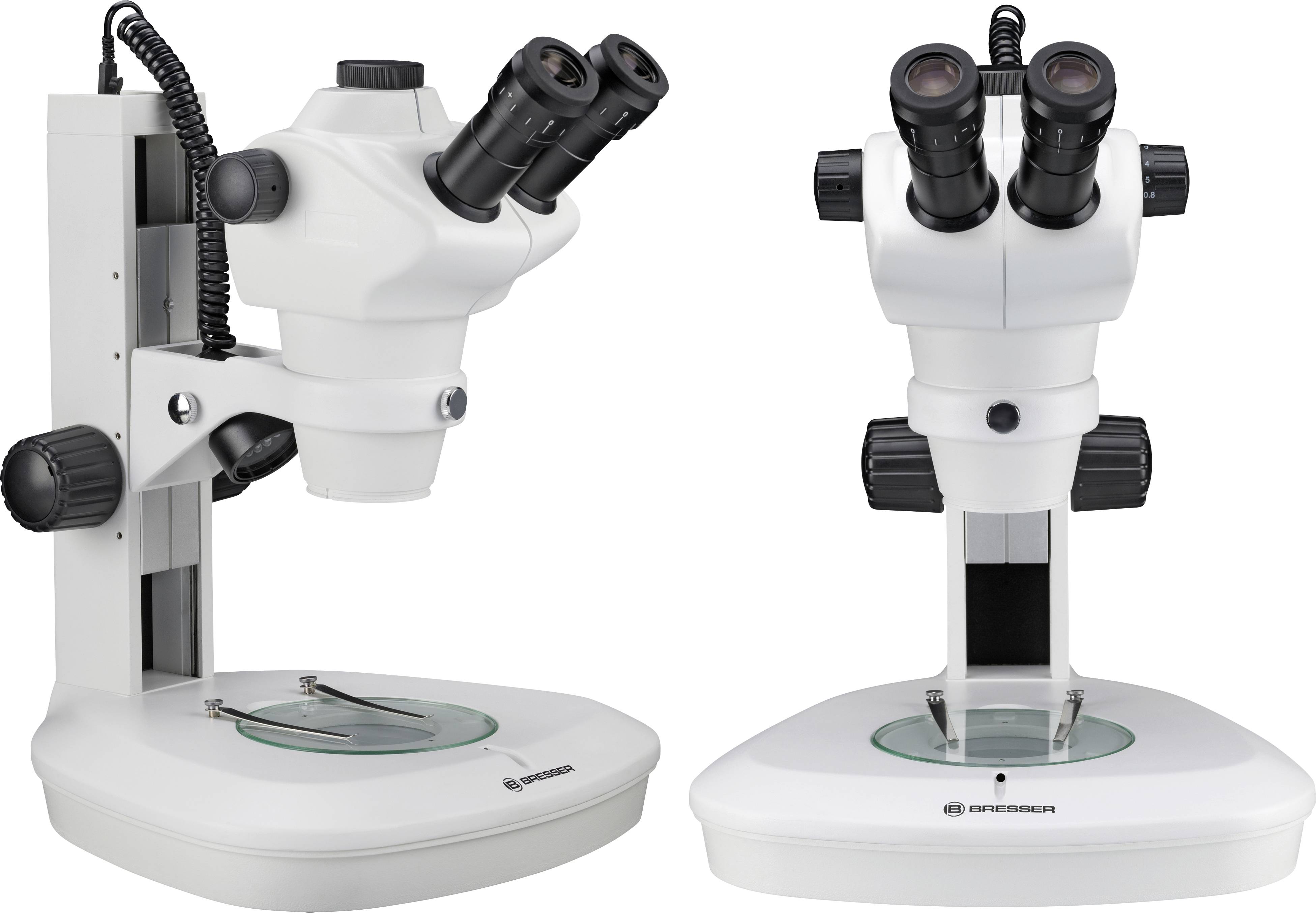 Dwa białe mikroskopy laboratoryjne z podwójnymi soczewkami, zamontowane na stabilnych podstawach. Nadają się do szczegółowych obserwacji naukowych.
