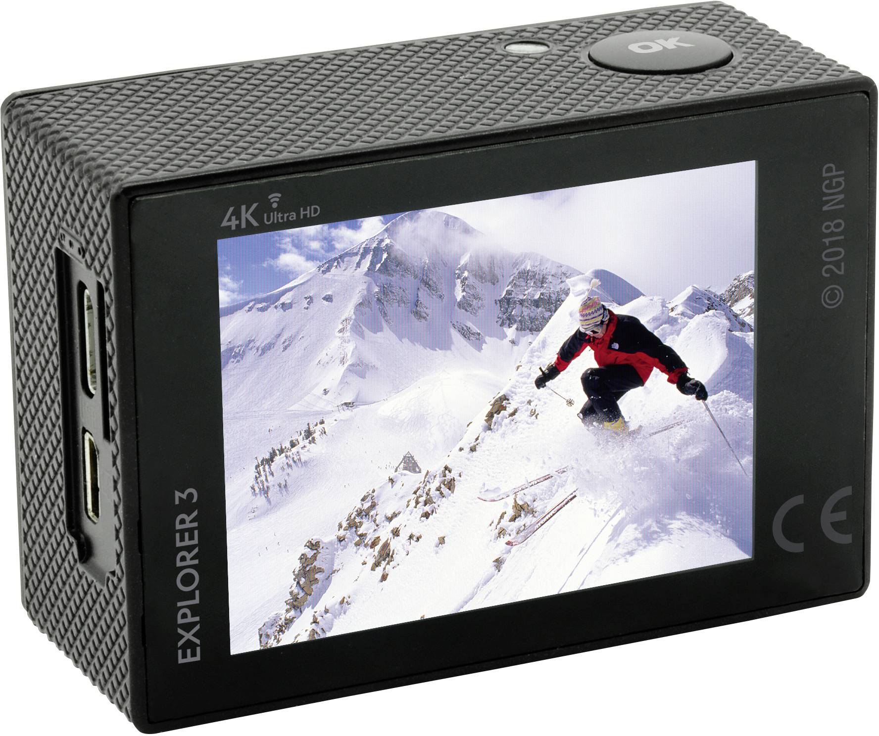 Kamera sportowa przedstawia zdjęcie narciarza w czerwonej kurtce, zjeżdżającego po zaśnieżonym stoku górskim.