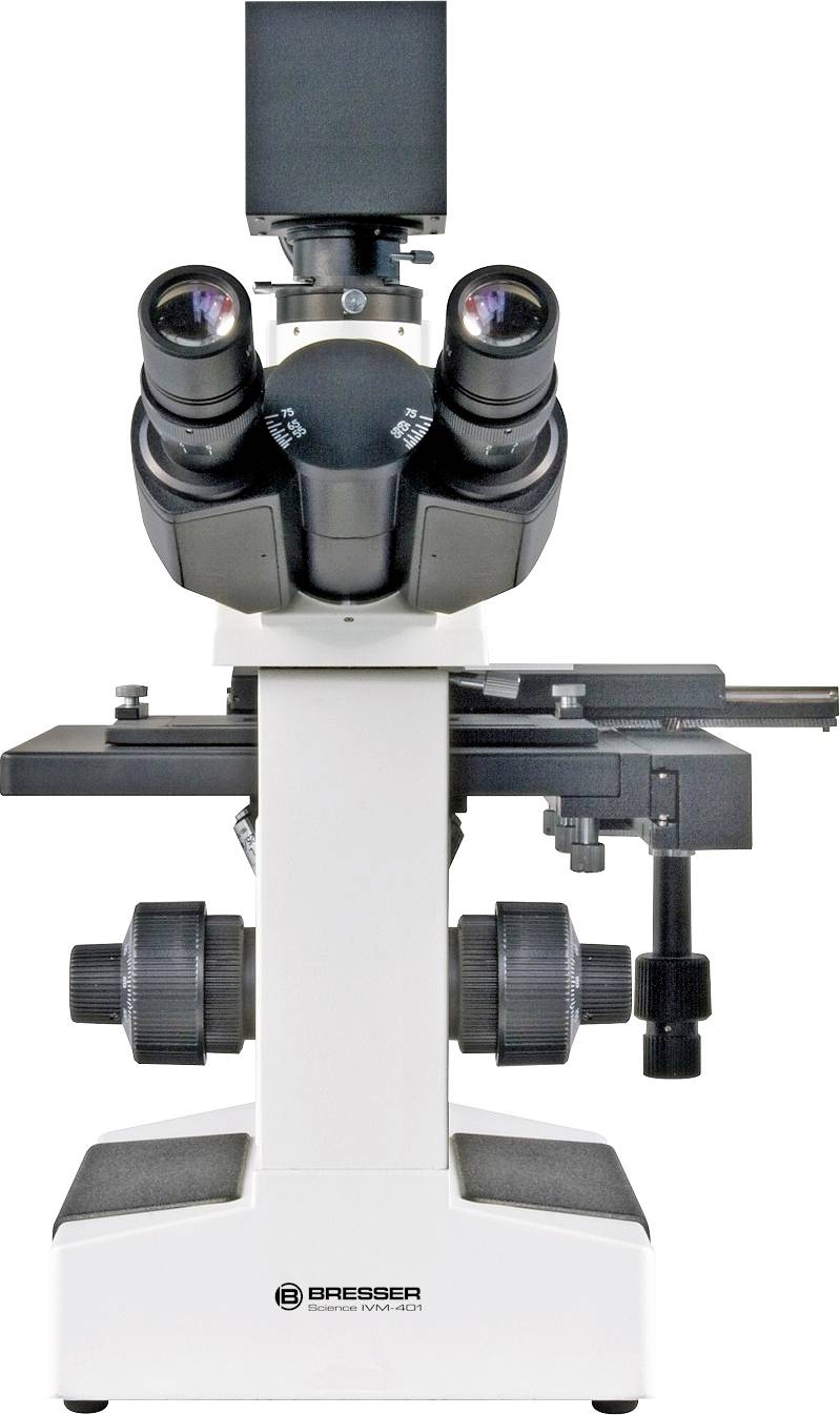 Mikroskop z dwoma okularami i dużym stolikiem obiektywowym możliwym do ustawienia ostrości jest wyśrodkowane na białym tle.