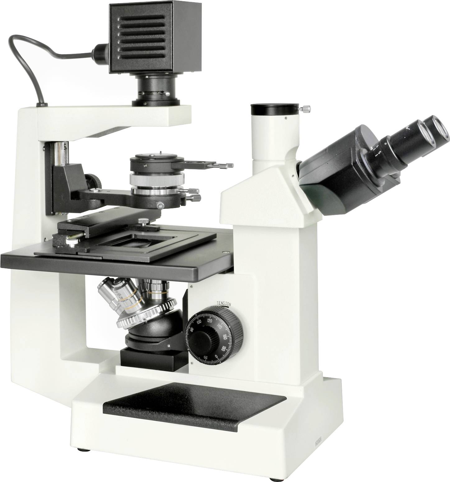 Białe mikroskop z wieloma soczewkami, przyciskami do ustawiania ostrości i uchwytem do szkiełek przedmiotowych, sfotografowany z boku na białym tle.