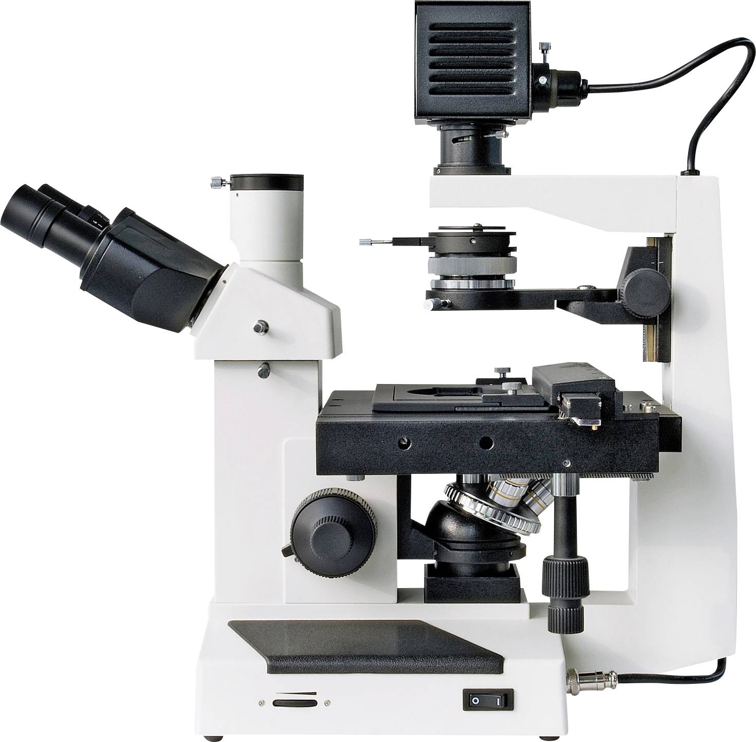 Nowoczesny mikroskop z ustawieniami obiektywu i elementami sterującymi, używany do powiększania i analizowania próbek w laboratoriach.