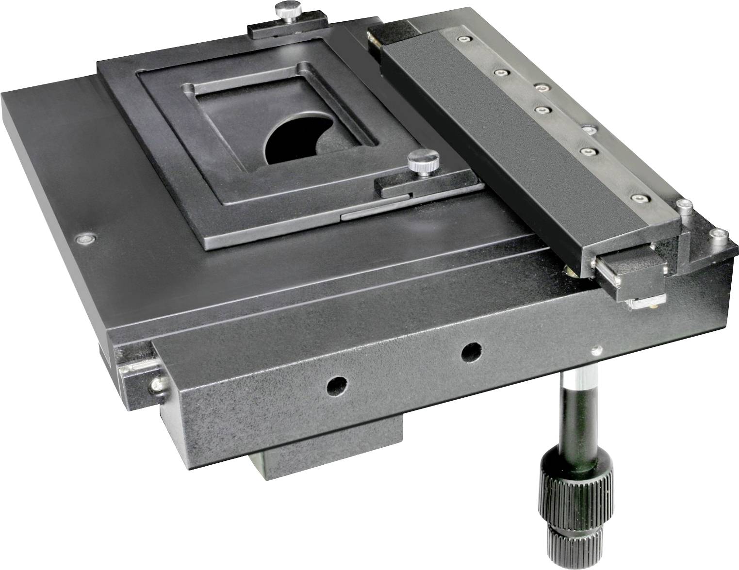 Czarny, kwadratowy stół precyzyjny z regulowanymi sankami, przeznaczony do zastosowań optycznych lub technicznych.