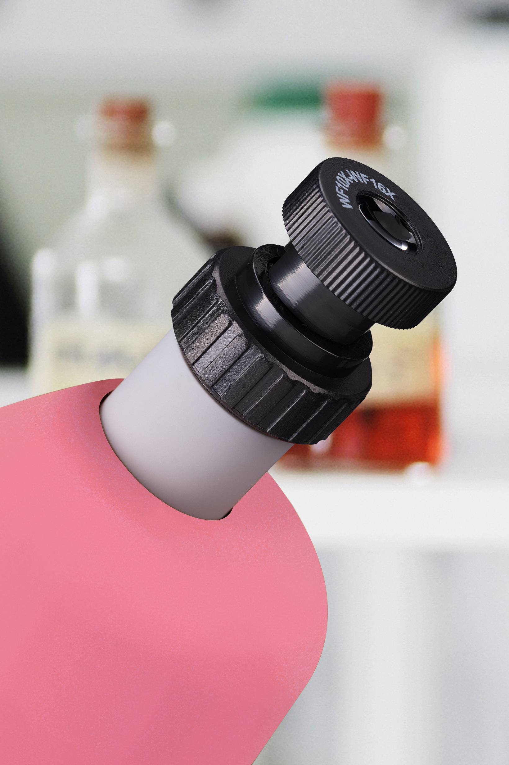 Zbliżenie elementu mikroskopowego. Tło z rozmytymi przedmiotami laboratoryjnymi.