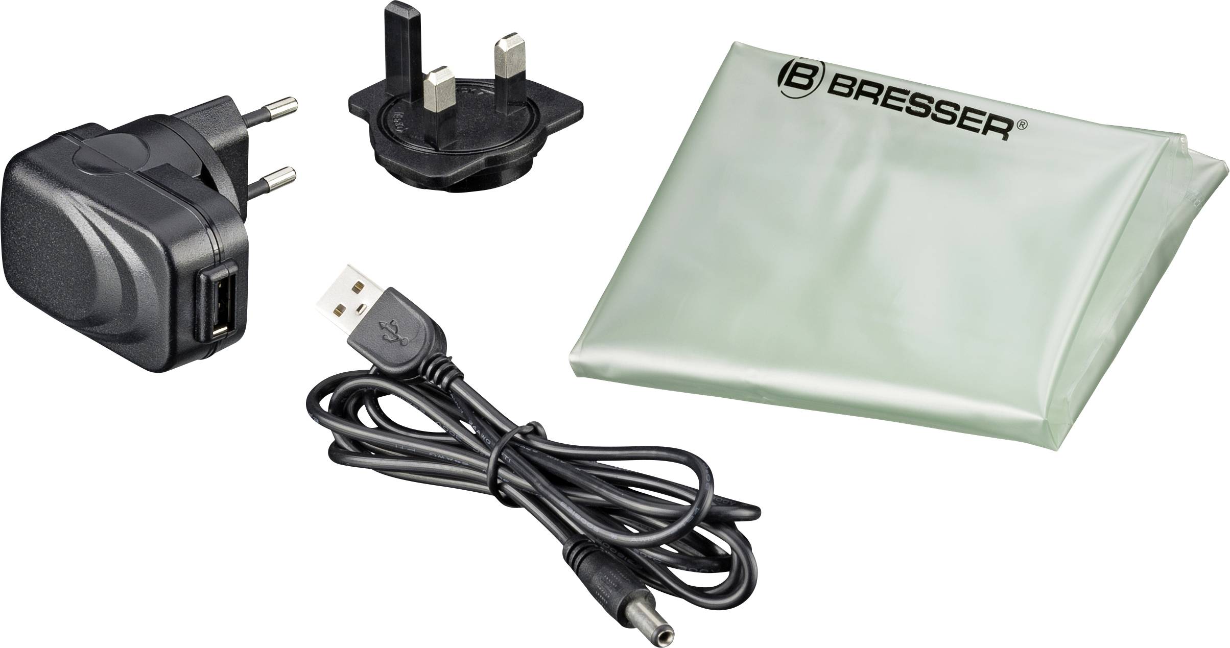 Ładowarka USB z dwoma adapterami wtyczkowymi i kablem USB. Zapakowana w przezroczystą obudowę z logo Bresser.