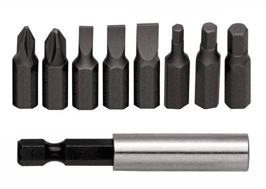 Osiem różnych czarnych końcówek wkrętakowych i srebrny adapter ułożone w rzędzie.