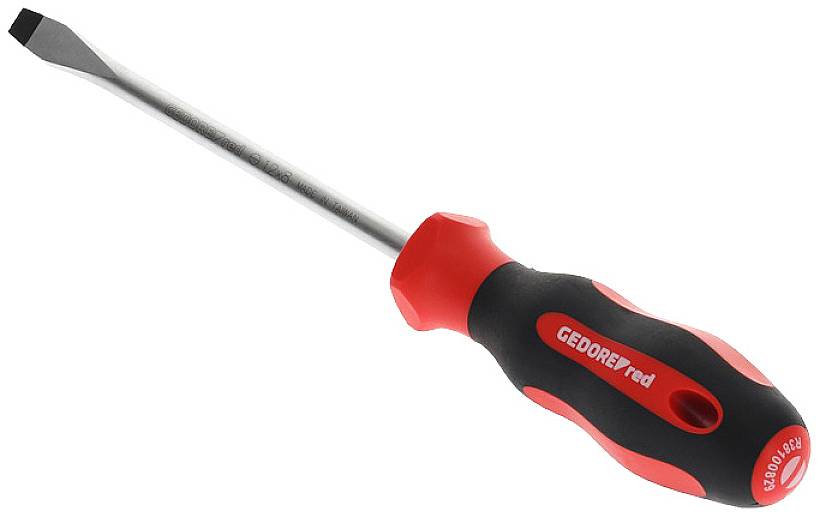 Wkrętak z płaskim ostrzem i czarnym uchwytem z czerwonymi detalami. Odpowiedni do wkręcania wkrętów z rowkiem prostym.