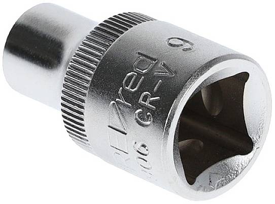 Chromowany adapter klucza nasadowego z rowkiem, odpowiedni do śrub sześciokątnych. Przydatny w zastosowaniach mechanicznych i naprawach.