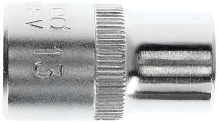 Nasadka sześciokątna srebrnego koloru rozmiar '13' z rowkowaniem, odpowiednia do zamocowania na kluczu dynamometrycznym lub grzechotce.