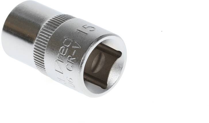 Srebrny 15-milimetrowy nasadowy klucz z metalu, ułożony poziomo. Napis: 'CR-V 15'. Używany do prac śrubowych.