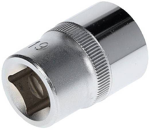 Metalowy klucz nasadowy w kolorze srebrnym z sześciokątnym otworem, przeznaczony do zamocowania na kluczu zapadkowym.