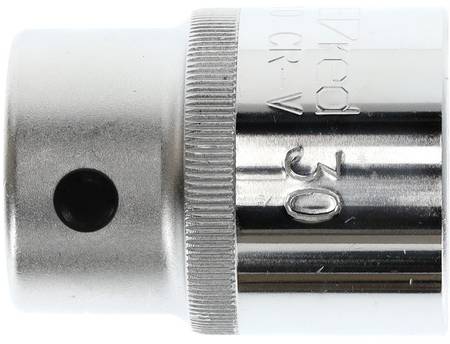 Metalowa nasadka z wygrawerowanym rozmiarem '30', o cylindrycznym kształcie, z antypoślizgowym ryflowaniem na górnej krawędzi.