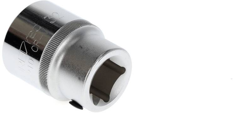 Srebrny nakładany klucz nasadowy leży na białej powierzchni. Posiada sześciokątny otwór i jest odpowiedni do prac śrubowych.