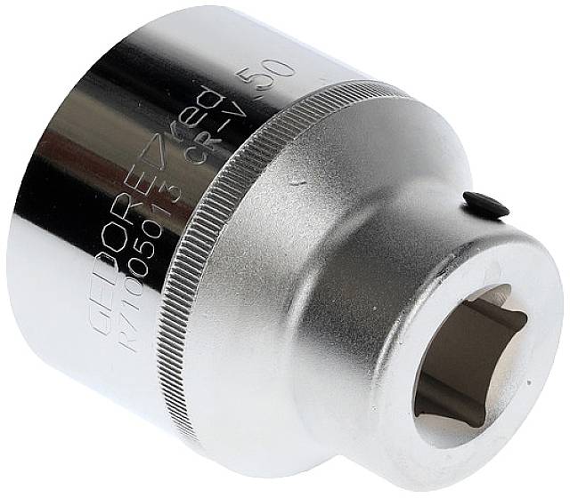 Metalowa nakrętka z sześciokątnym otworem, błyszczącą powierzchnią i grawerunkiem z boku. Używana do prac śrubowych przy pomocy klucza nasadowego.