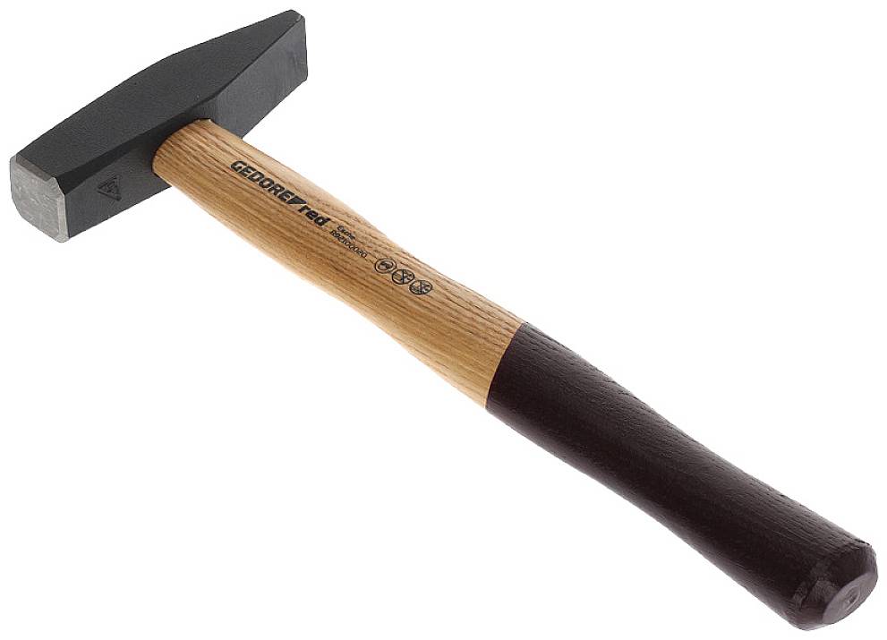 Młotek z drewnianą rękojeścią i czarną, prostokątną główką leży na białym tle.
