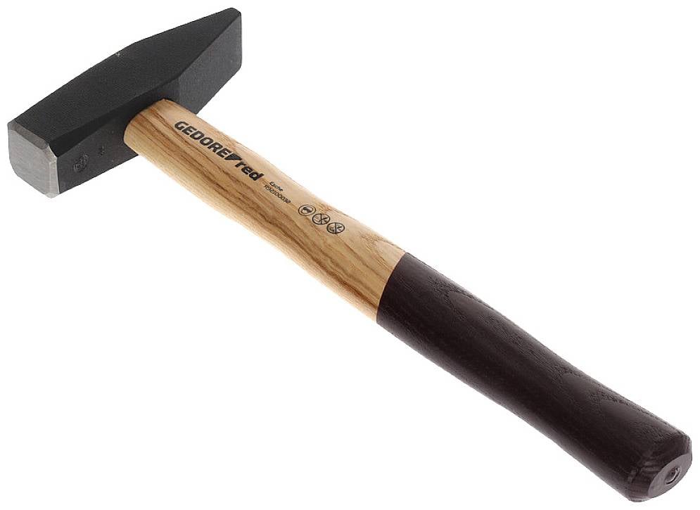 Młotek z drewnianą rękojeścią i ciemno zabarwioną głowicą.