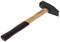 Młotek z drewnianym trzonkiem i czarną główką, odpowiedni do prac metalowych.